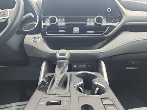 Used 2023 Toyota Highlander XLE AWD/4WD image 11