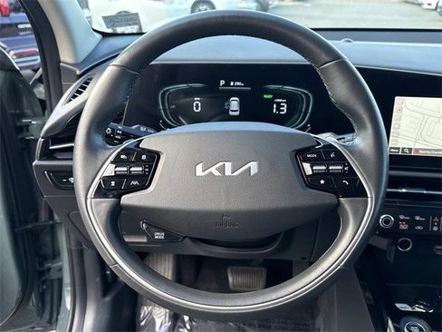 Used 2023 Kia Niro EX image 18