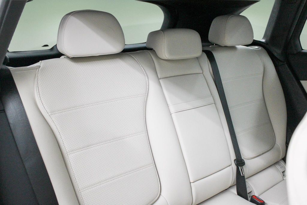 Used 2025 Mercedes-Benz GLC 300 image 28