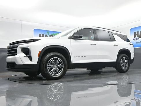 New 2027 Chevrolet Traverse LT w/ LPO, Floor Liner Package FWD image 20