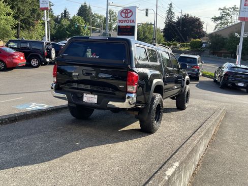 Certified 2017 Toyota Tacoma TRD Off-Road AWD/4WD image 6