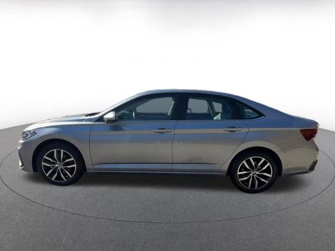 Used 2025 Volkswagen Jetta SE image 9