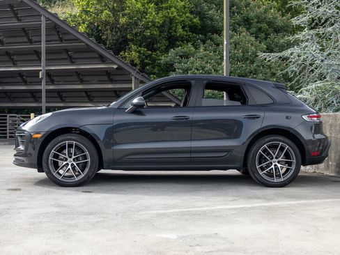 Certified 2023 Porsche Macan AWD/4WD image 2