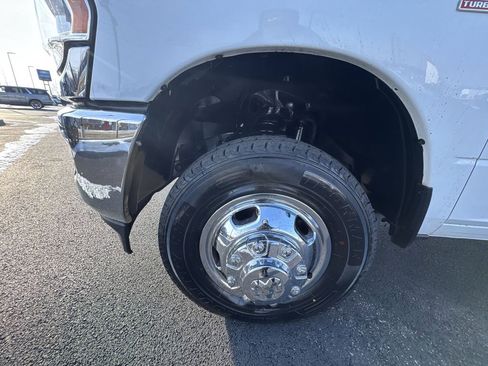Used 2024 RAM 3500 Tradesman w/ Chrome Appearance Group AWD/4WD image 10