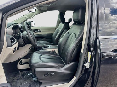 Used 2023 Chrysler Pacifica Touring-L FWD image 20