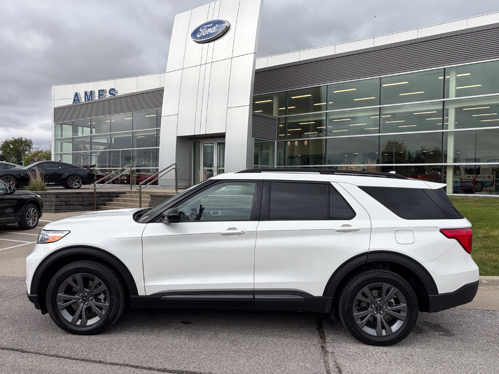 Certified 2023 Ford Explorer XLT w/ Equipment Group 202A AWD/4WD image 3