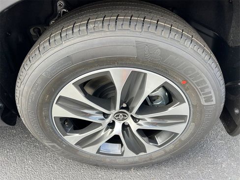 New 2025 Toyota Highlander XLE image 20