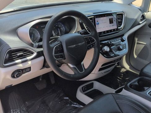 Used 2023 Chrysler Pacifica Touring-L FWD image 10