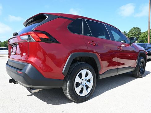 Used 2022 Toyota RAV4 LE FWD image 3