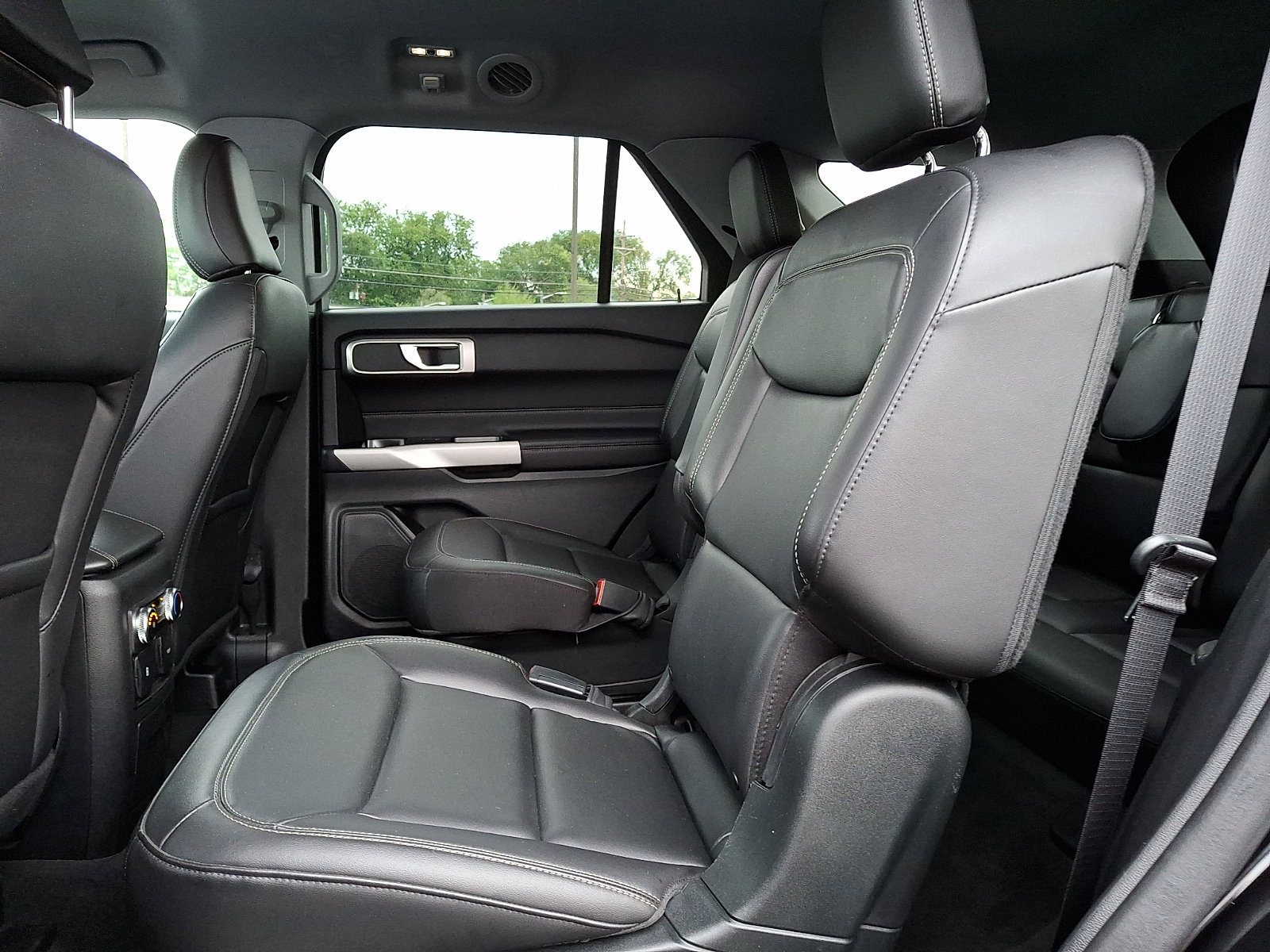 Certified 2022 Ford Explorer XLT w/ Equipment Group 202A AWD/4WD image 10