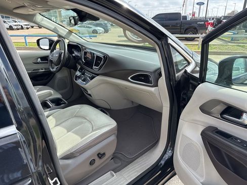 Used 2018 Chrysler Pacifica Touring-L w/ Advanced Safetytec Group image 15