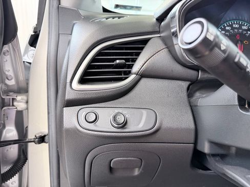 Used 2020 Chevrolet Trax LT w/ LT Convenience Package FWD image 32