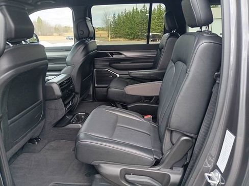Used 2025 Jeep Wagoneer L Series II AWD/4WD image 21