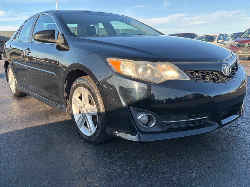 Used 2014 Toyota Camry SE FWD image 1