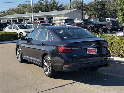 Used 2024 Volkswagen Jetta SE image 5