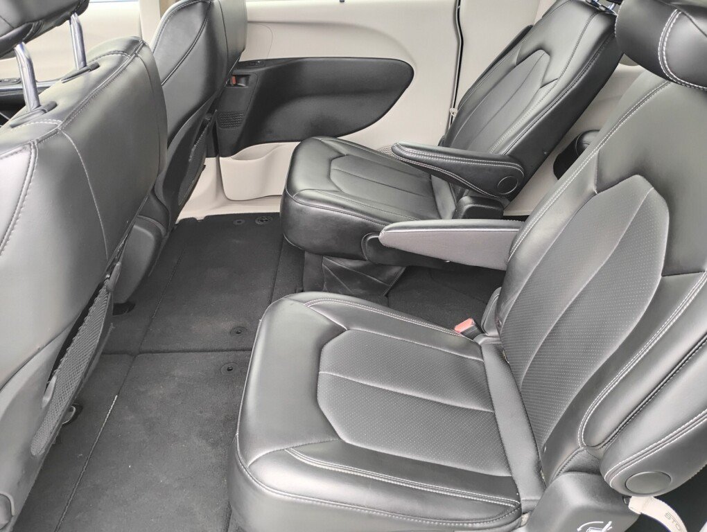 Used 2024 Chrysler Pacifica Touring-L FWD image 11
