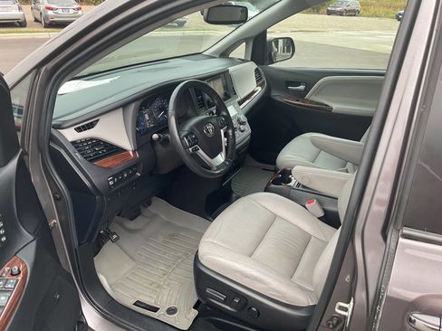 Used 2015 Toyota Sienna AWD image 14