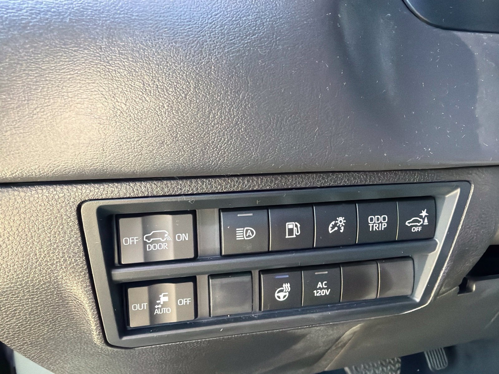 Used 2025 Toyota Sequoia Platinum AWD/4WD image 6
