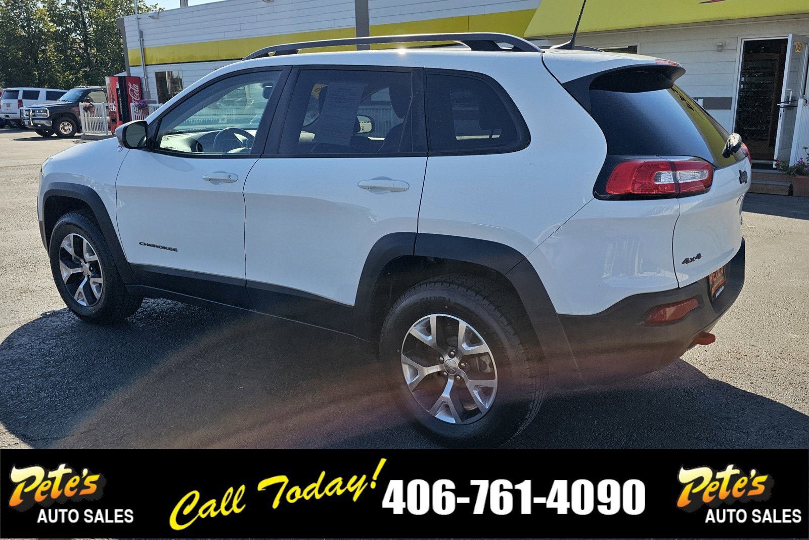 Used 2016 Jeep Cherokee Trailhawk AWD/4WD image 2