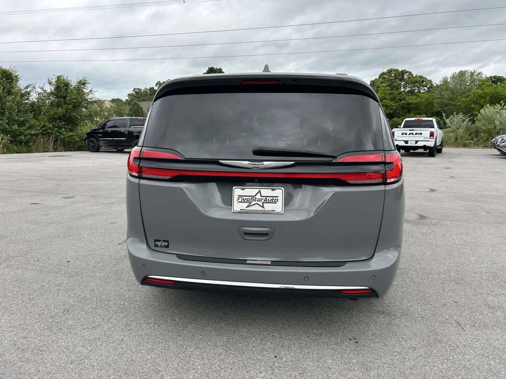 Used 2022 Chrysler Pacifica Touring-L FWD image 4