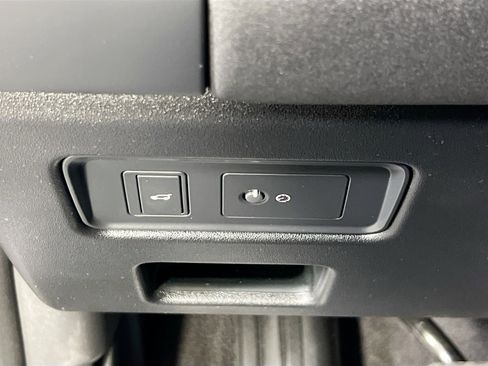 Used 2024 Land Rover Discovery S image 10