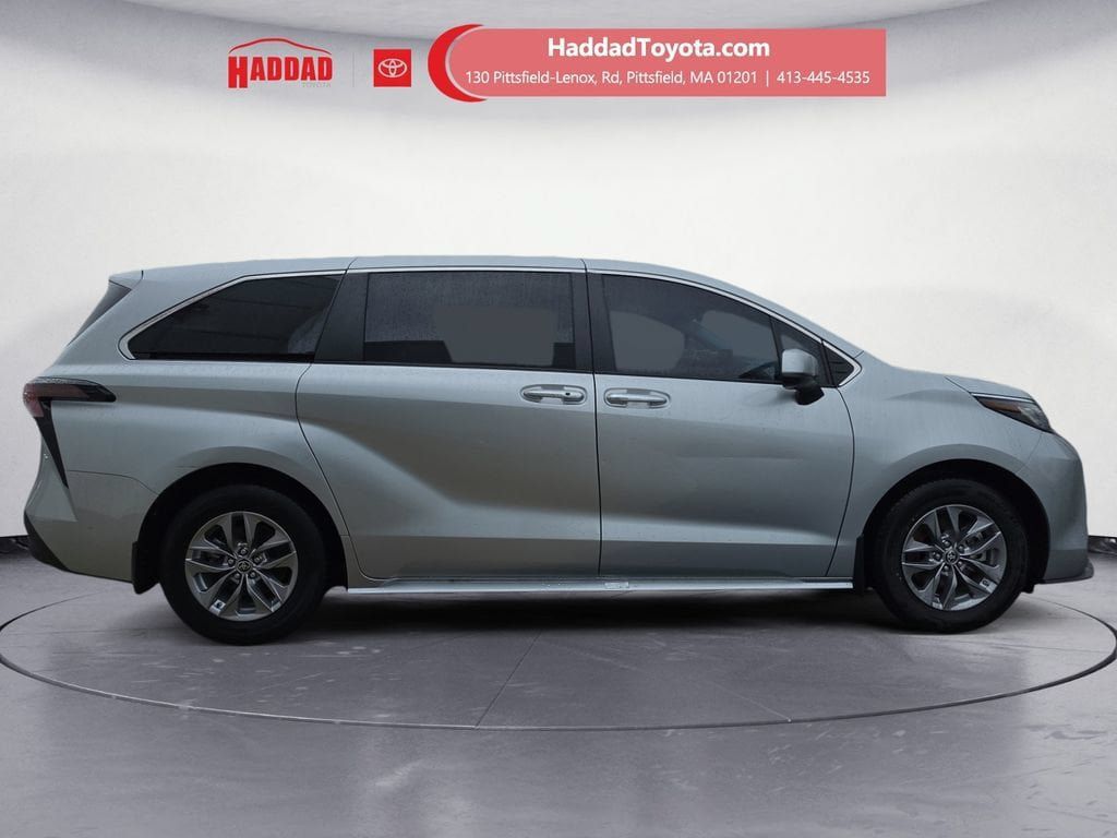 Used 2023 Toyota Sienna XLE FWD image 7