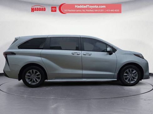 Used 2023 Toyota Sienna XLE FWD image 7