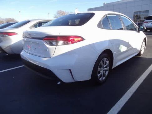 Used 2025 Toyota Corolla SE image 6