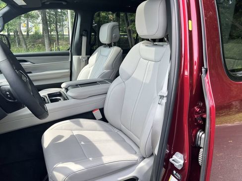 Certified 2025 Jeep Wagoneer Series III w/ Premium Group I AWD/4WD image 14