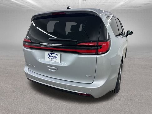New 2026 Chrysler Pacifica Select AWD/4WD image 10