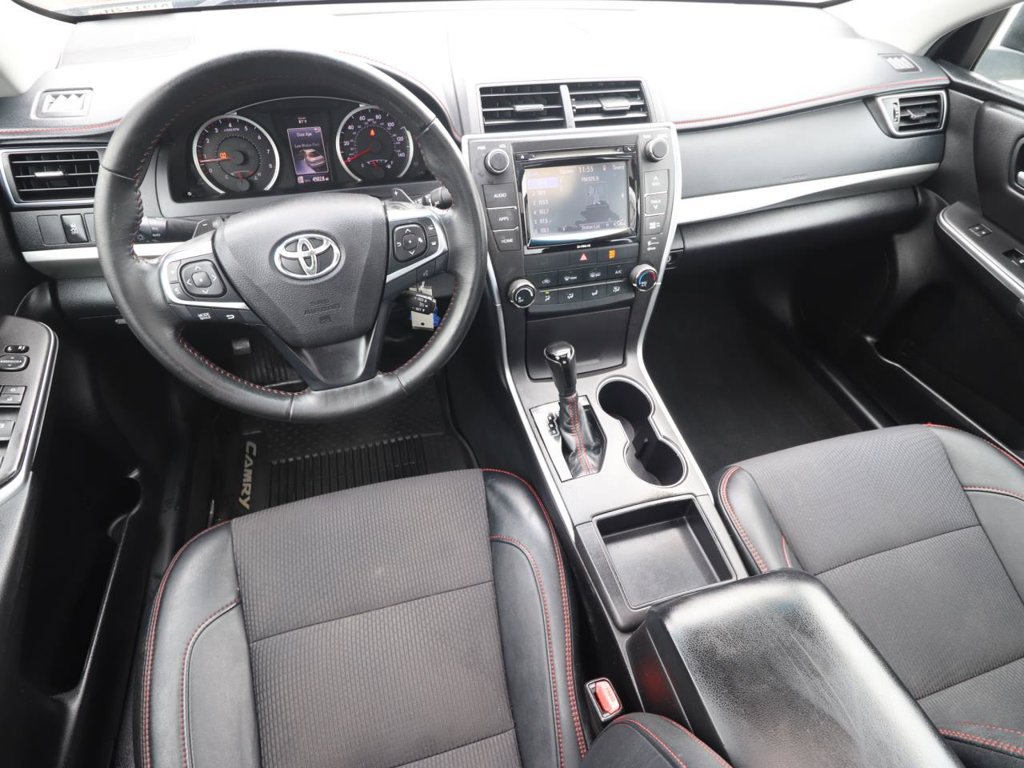Used 2016 Toyota Camry SE w/ Moonroof Package FWD image 9