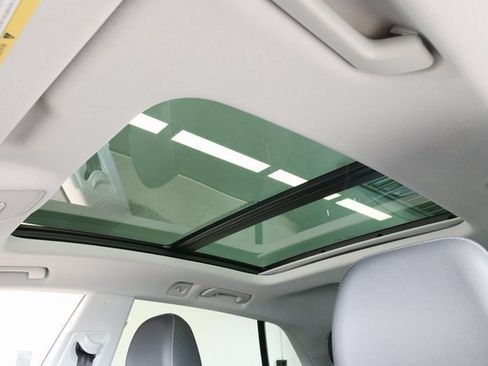 Used 2023 Audi Q8 Premium image 33