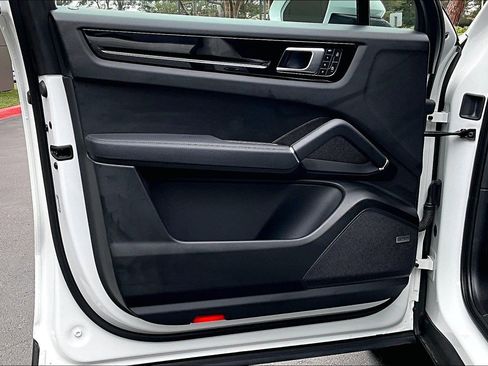 Used 2022 Porsche Cayenne Platinum Edition image 27