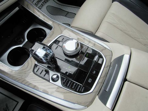 Used 2022 BMW X7 M50i w/ Dynamic Handling Package image 18