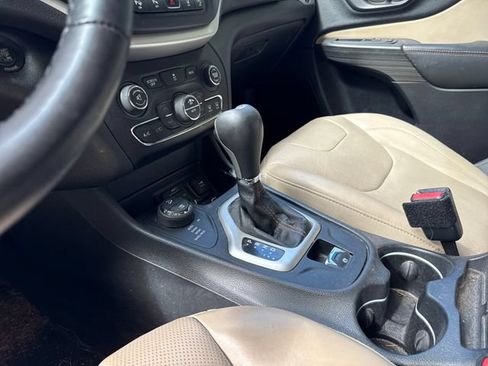 Used 2015 Jeep Cherokee Limited w/ Luxury Group AWD/4WD image 21