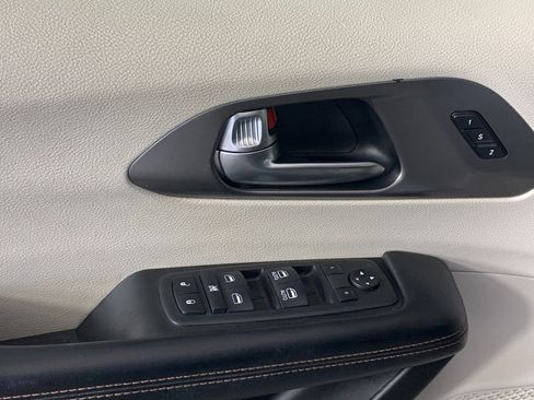 Used 2020 Chrysler Pacifica Touring-L image 15