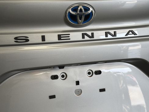 Used 2025 Toyota Sienna LE AWD/4WD image 41