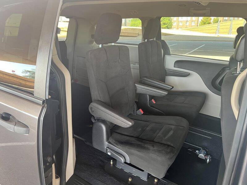 Used 2019 Dodge Grand Caravan SE w/ UConnect Hands-Free Group FWD image 30
