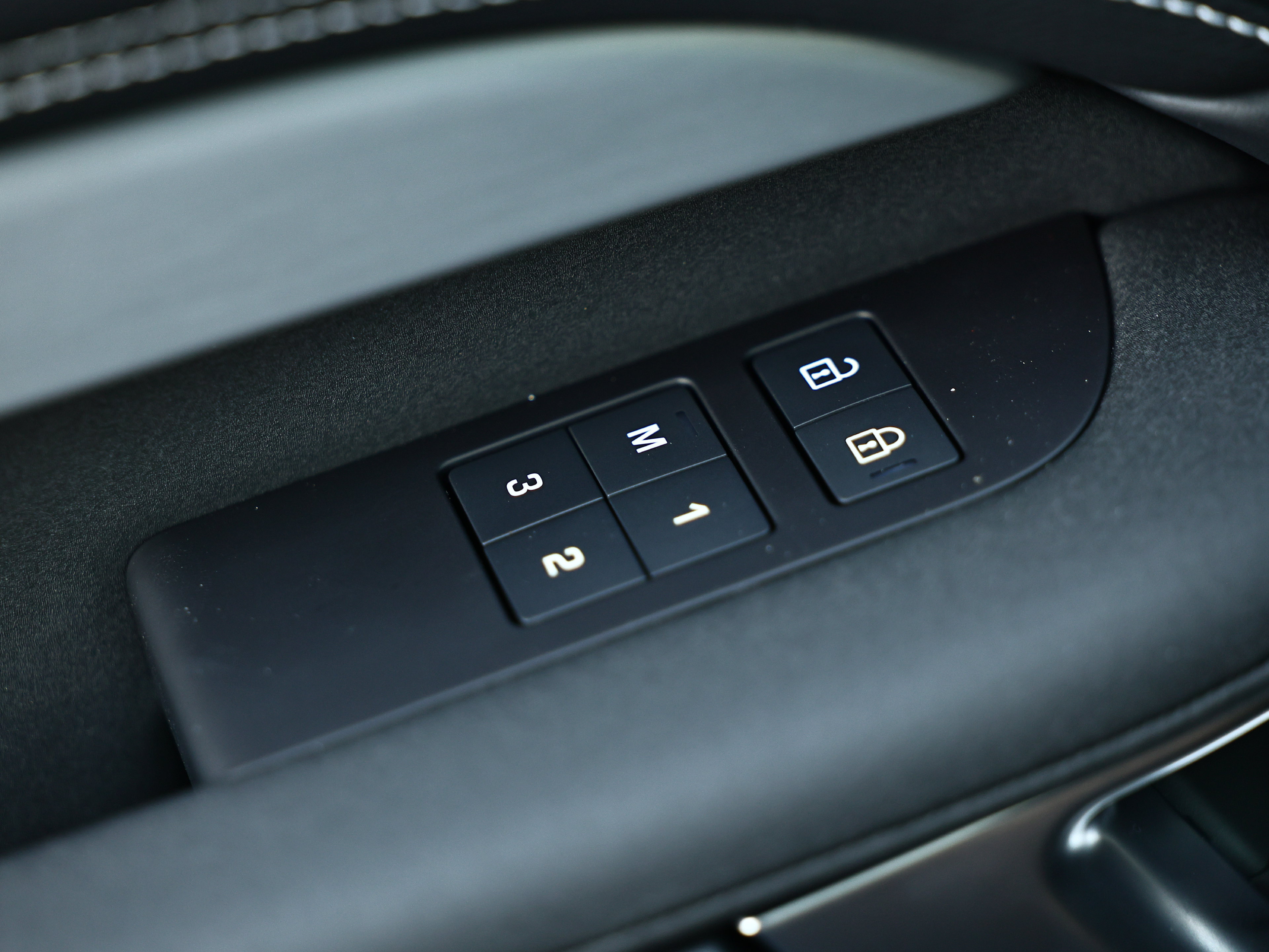 New 2026 Land Rover Discovery Limited Edition AWD/4WD image 16