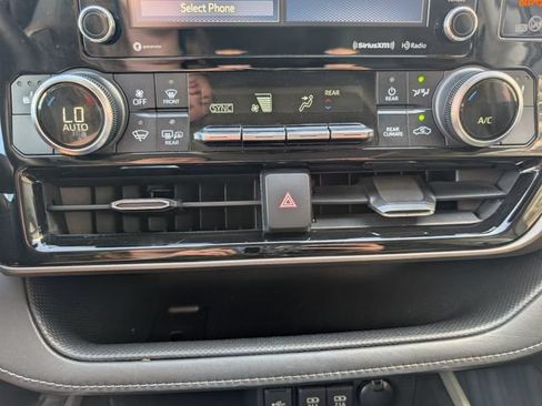 Used 2020 Toyota Highlander XLE FWD image 17