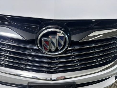 Used 2023 Buick Enclave Essence image 9