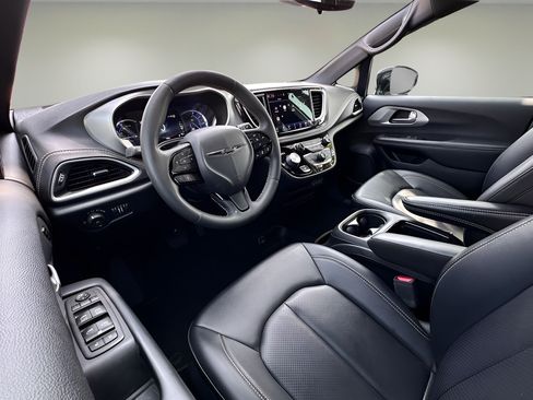 Used 2024 Chrysler Pacifica Limited FWD image 17