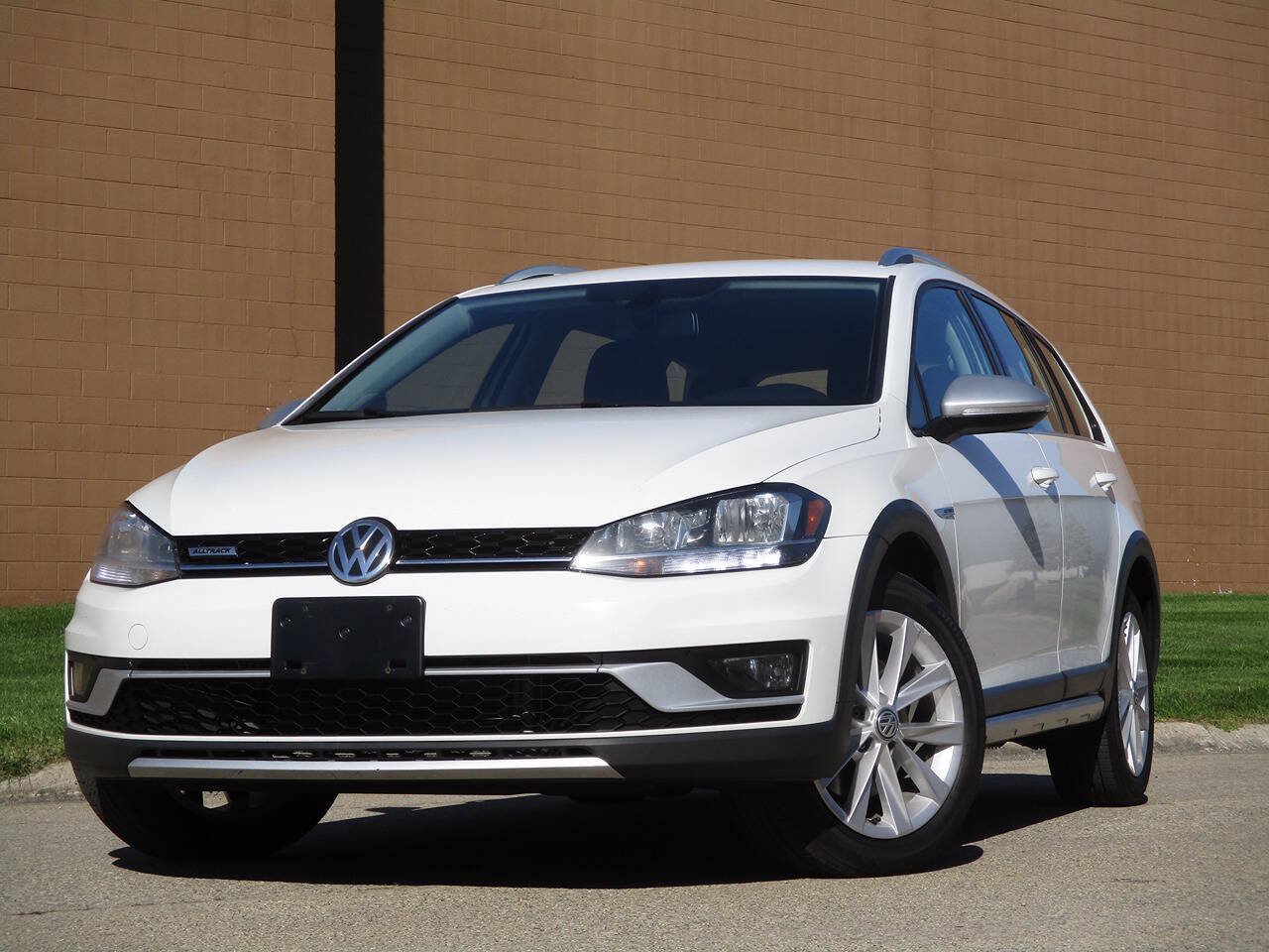 Used 2019 Volkswagen Golf Alltrack S AWD/4WD image 2