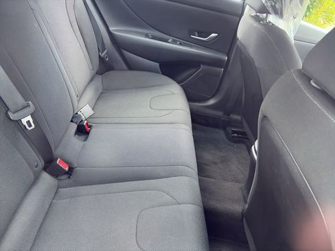 Used 2023 Hyundai Elantra SE FWD image 4