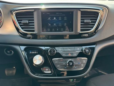 Used 2020 Chrysler Pacifica Touring w/ S Appearance Package image 10