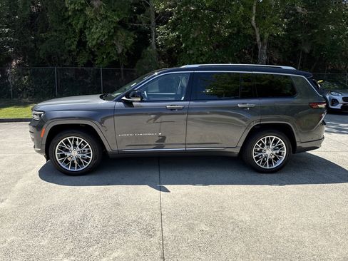 Used 2022 Jeep Grand Cherokee L Summit w/ Advanced Protech Group IV AWD/4WD image 4