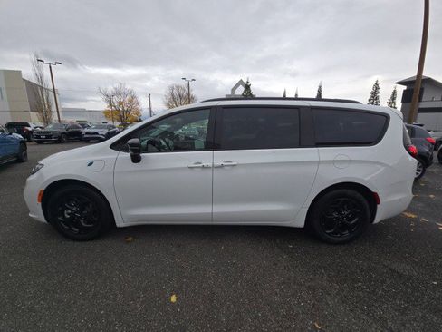 Used 2024 Chrysler Pacifica Premium image 7