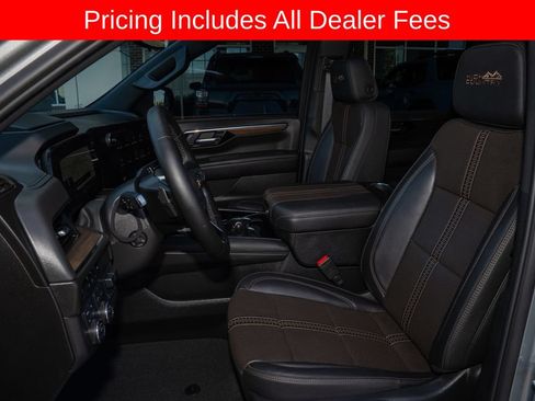 Used 2025 Chevrolet Suburban High Country AWD/4WD image 13