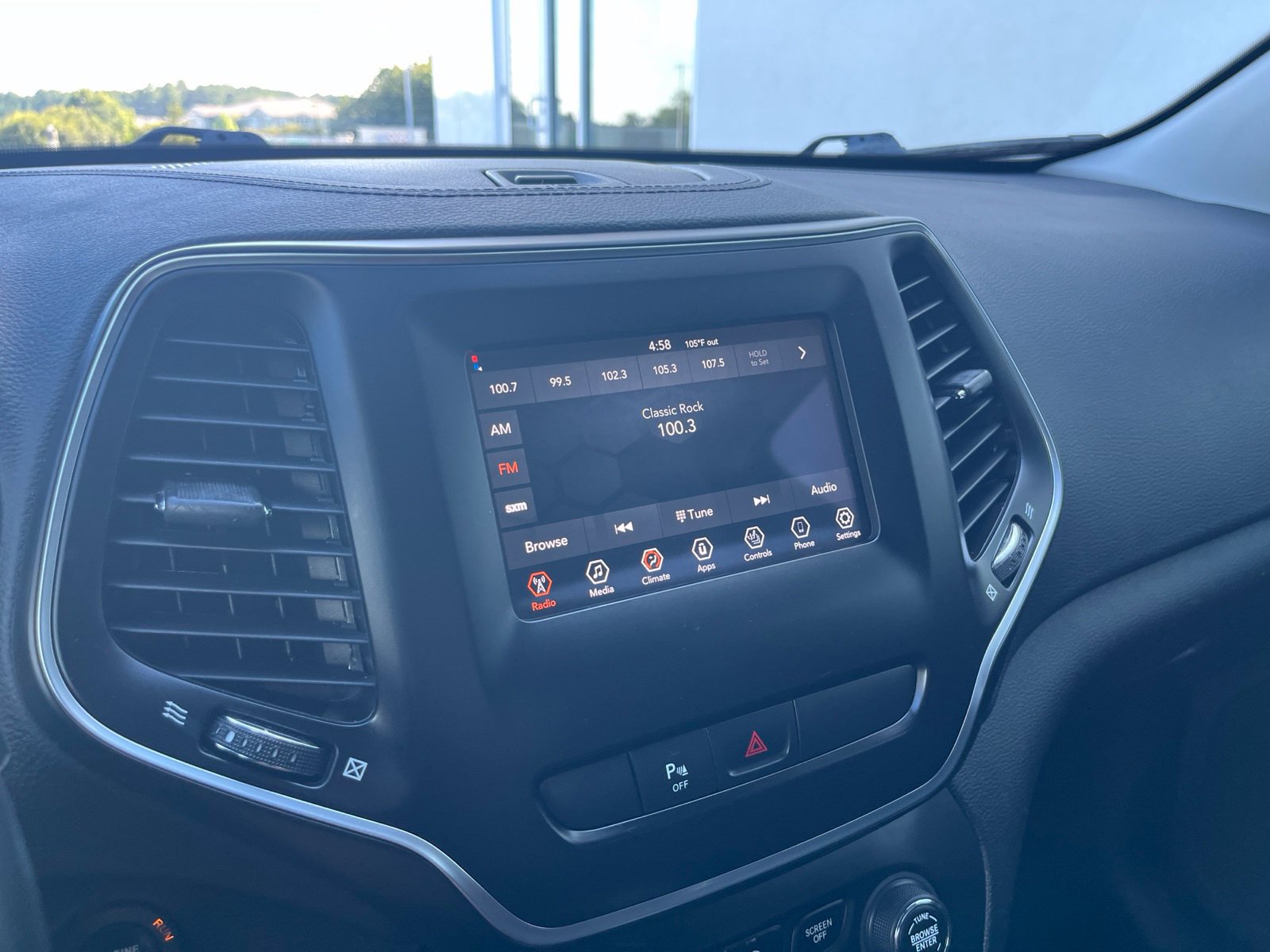 Used 2019 Jeep Cherokee Latitude Plus w/ Cold Weather Group AWD/4WD image 23
