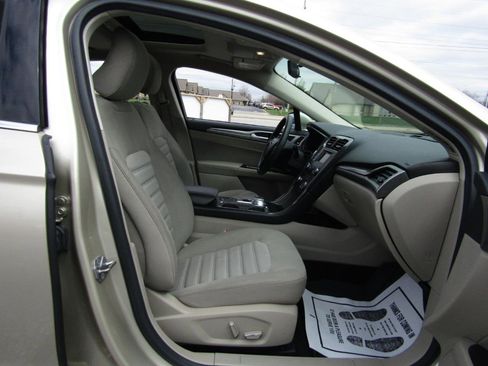 Used 2017 Ford Fusion SE image 28